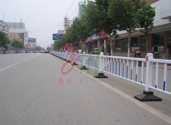 道路隔離護欄.jpg